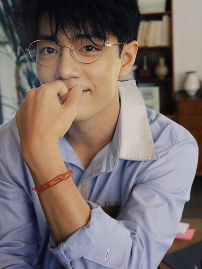 祝肖战生日快乐～～～
岁月不居，时节如流。你一边经历一边领悟，获得了前进一步的勇气，也拥有了后退一寸的从容。
 
总是在片场角落里遇见你揣摩剧本的身影，也偶尔于音乐旋律中感受你的情绪表达。工作中的你变得…