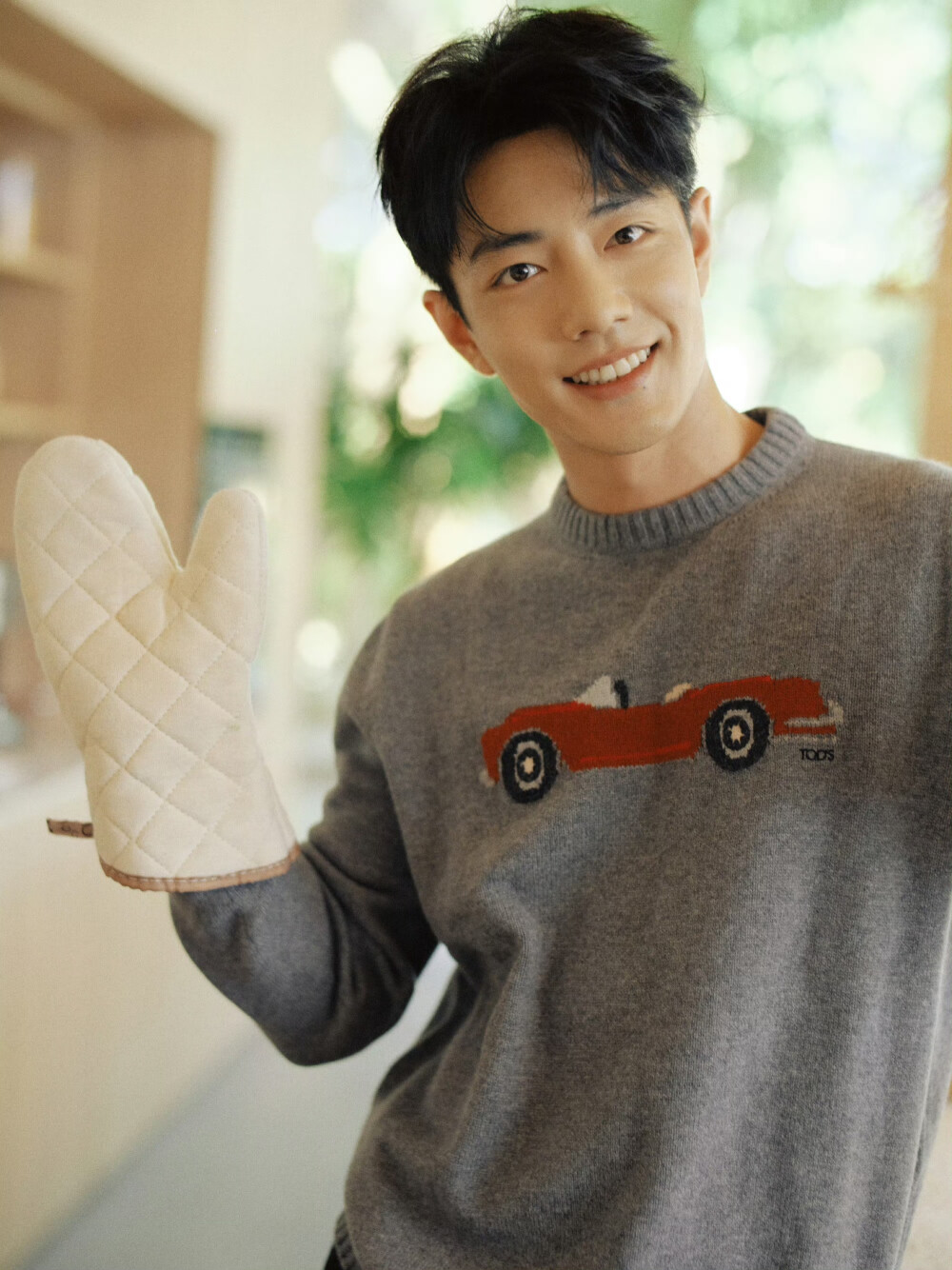 #肖战1005生日快乐# 长路循光，步履成诗。又是一年十月金秋，时光卷轴上镌刻着你愈加丰盈的足迹，祝你在新的一岁继续热爱无休。   过去的这一年，你作「郭靖」披甲挽弓跃马襄阳城，挥洒侠者豪情；作「藏海」于权谋迷局中斡旋，蛰伏十年执棋破局；作「任少白」游走于危机之间，伺机而动......在各种角色中体验百味人生。你在剧本上写满密密麻麻的标记，反复琢磨神情动作和心理状态，都只是为了和他更近一步。无论故事如何变换，你用心共振一个个他，深怀敬畏，将每一段旅程缀成诗篇。   音乐里安放着自我的言语，你沉浸在节奏里，对歌词一字一句地反复斟酌，在场景风格上一帧一画地讨论修改。你积极地输出自己的想法和构思，把每一程的见闻定格，搭建起小小的音乐宇宙，将坦诚真心摆在奔赴而来的听众前。时间对于勇敢的人来说，从无回头可言，迎风越海的一路漂流，明灯作塔，助你大步前行。   世界落入你的眼中，自然也在你的脚下。一路上，你在观察，在感受，在探知，路边转角的惊喜偶遇，演唱会上的热泪盈眶，你在被记录的同时也用自己的镜头记录下了生活的每一瞬，不只有夜晚的家乡街道，还有海外风情的红砖瓦房。偶尔也会玩心大发，因为捡到糖果节传