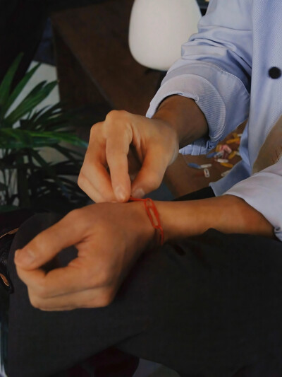 祝肖战生日快乐～～～
岁月不居，时节如流。你一边经历一边领悟，获得了前进一步的勇气，也拥有了后退一寸的从容。
 
总是在片场角落里遇见你揣摩剧本的身影，也偶尔于音乐旋律中感受你的情绪表达。工作中的你变得…