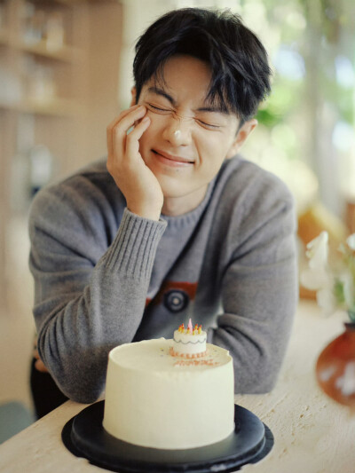 #肖战1005生日快乐# 长路循光,步履成诗。又是一年十月金秋,时光卷轴上镌刻着你愈加丰盈的足迹,祝你在新的一岁继续热爱无休。   过去的这一年,你作「郭靖」披甲挽弓跃马襄阳城,挥洒侠者豪情;作「藏海」于权谋迷…