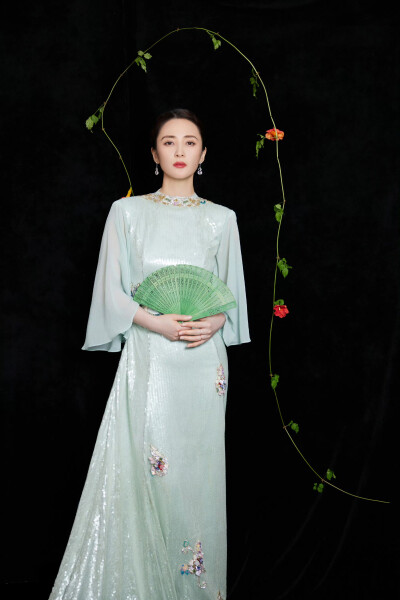 新中式亮片长裙加上藤蔓花朵