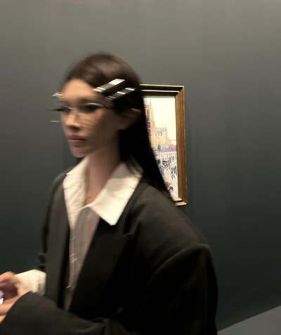 女