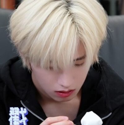 可以给我你的自拍吗，这样凌晨三点惊醒时摸向手机，锁屏是你笑得眉眼弯弯的脸