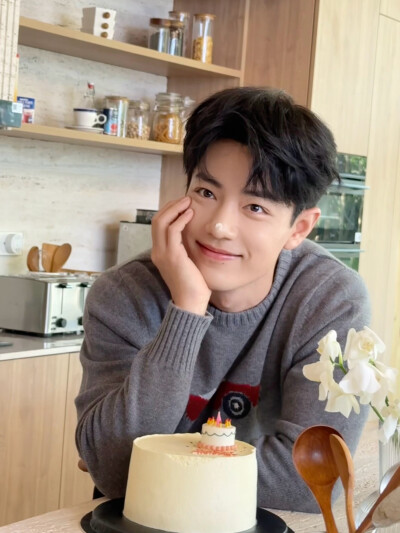 #肖战1005生日快乐# 脑中的构想，心里的目标，眼底的坚定，未来都会成为你「破界 跨界 闯世界」路上源源不断的能量。在这一天的最后，再次祝@肖战 生日快乐！平日也快乐！ ​​​