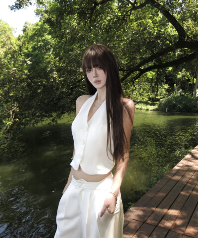 女