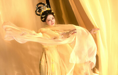 迪丽热巴河南卫视中秋奇妙游
迪丽热巴嫦娥造型2025.10.5