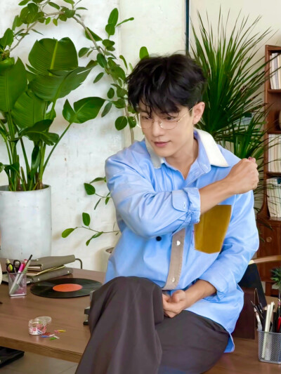 #肖战1005生日快乐# 脑中的构想，心里的目标，眼底的坚定，未来都会成为你「破界 跨界 闯世界」路上源源不断的能量。在这一天的最后，再次祝@肖战 生日快乐！平日也快乐！ ​​​
