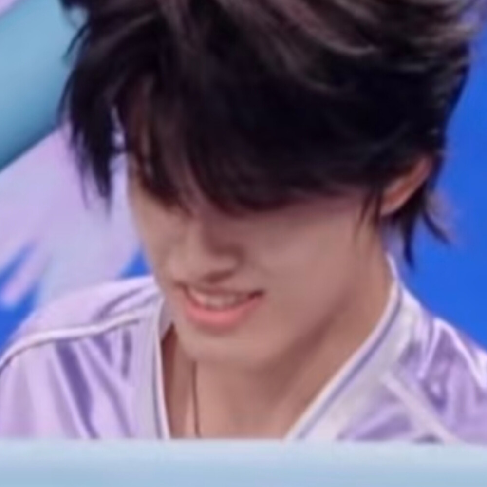 我们的距离是0.6厘米 那是屏幕的厚度如果我的眼泪掉下去 你那里会下连绵不断的雨吗