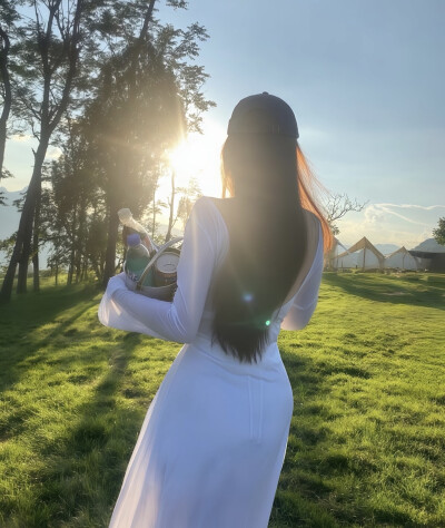 女