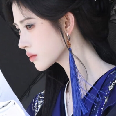 眉黛夺将萱草色 红裙妒杀石榴花