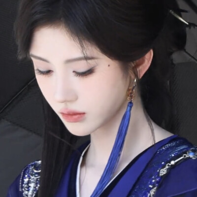 眉黛夺将萱草色 红裙妒杀石榴花