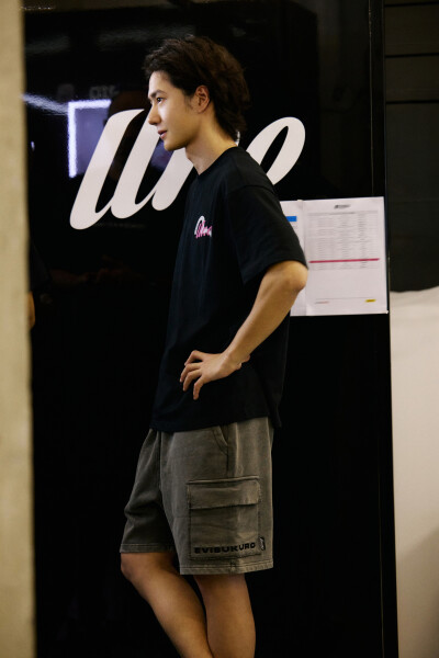 YIBO-OFFICIAL：
#YIBO MOMENT#
「练车日」
新装上阵，速度觉醒，85号开跑！[全力以赴]@UNIQ-王一博
赛事日程：
10月7日
14:40-16:10 第一/二/三/四节排位赛
10月8日
9:25-17:25 上海8小时耐力赛正赛 ​​​