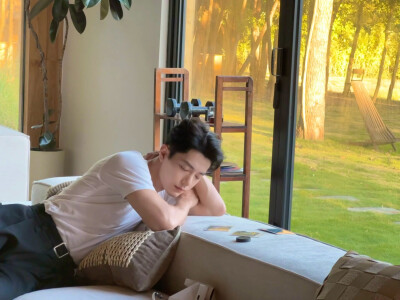 #肖战1005生日快乐# 脑中的构想，心里的目标，眼底的坚定，未来都会成为你「破界 跨界 闯世界」路上源源不断的能量。在这一天的最后，再次祝@肖战 生日快乐！平日也快乐！ ​​​