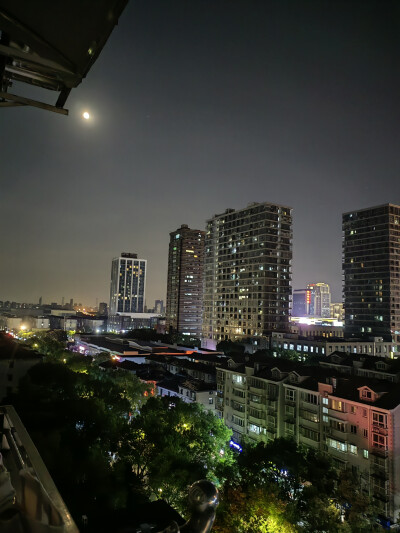 今天中秋节的月亮2025/10/6