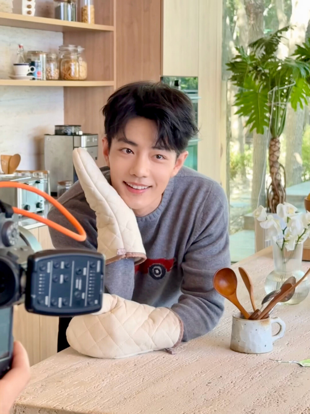 #肖战1005生日快乐# 脑中的构想，心里的目标，眼底的坚定，未来都会成为你「破界 跨界 闯世界」路上源源不断的能量。在这一天的最后，再次祝@肖战 生日快乐！平日也快乐！ ​​​