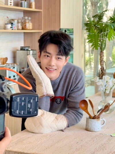#肖战1005生日快乐# 脑中的构想，心里的目标，眼底的坚定，未来都会成为你「破界 跨界 闯世界」路上源源不断的能量。在这一天的最后，再次祝@肖战 生日快乐！平日也快乐！ ​​​
