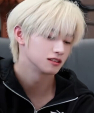 可以给我你的自拍吗，这样凌晨三点惊醒时摸向手机，锁屏是你笑得眉眼弯弯的脸