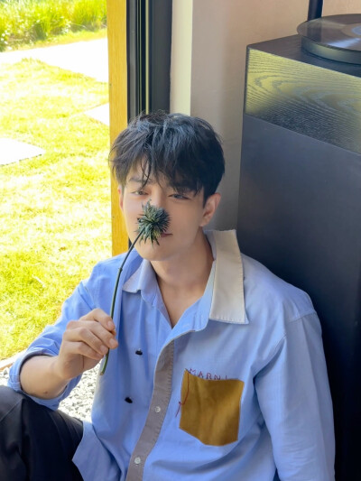 #肖战1005生日快乐# 脑中的构想，心里的目标，眼底的坚定，未来都会成为你「破界 跨界 闯世界」路上源源不断的能量。在这一天的最后，再次祝@肖战 生日快乐！平日也快乐！ ​​​