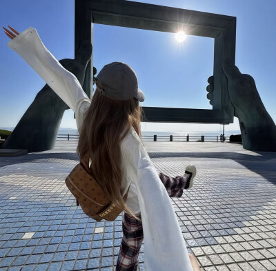 女
