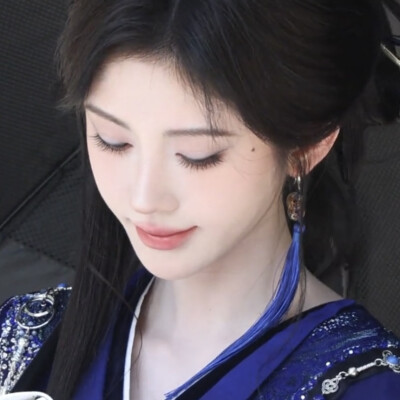 眉黛夺将萱草色 红裙妒杀石榴花