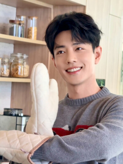 #肖战1005生日快乐# 脑中的构想，心里的目标，眼底的坚定，未来都会成为你「破界 跨界 闯世界」路上源源不断的能量。在这一天的最后，再次祝@肖战 生日快乐！平日也快乐！ ​​​