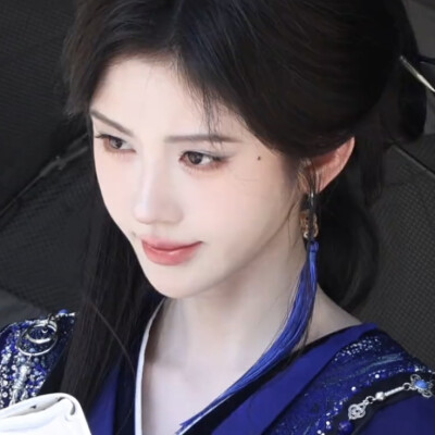 眉黛夺将萱草色 红裙妒杀石榴花