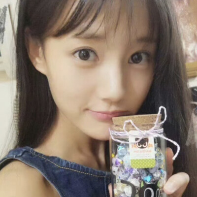 此女早期更是萌的没边