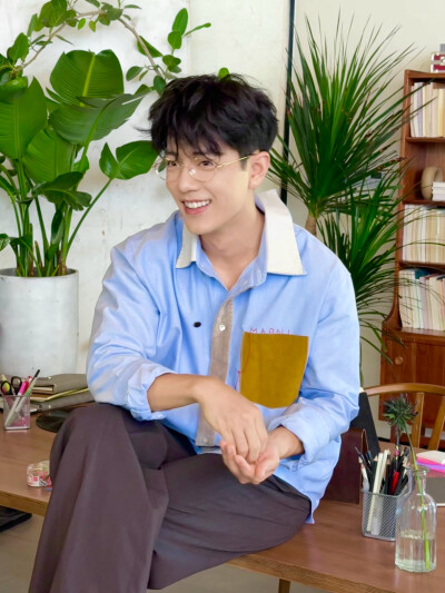 #肖战1005生日快乐# 脑中的构想，心里的目标，眼底的坚定，未来都会成为你「破界 跨界 闯世界」路上源源不断的能量。在这一天的最后，再次祝@肖战 生日快乐！平日也快乐！ ​​​