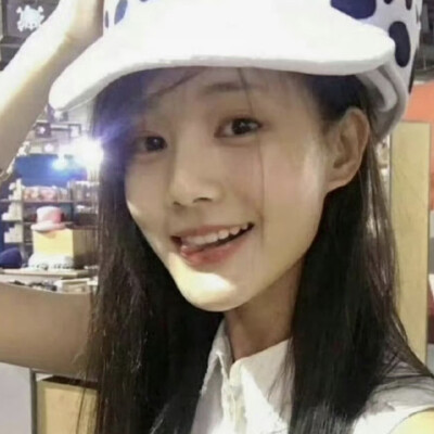 此女早期更是萌的没边