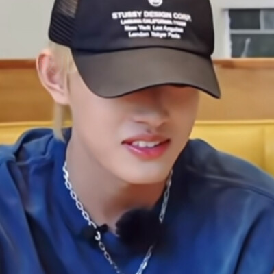 我们的距离是0.6厘米 那是屏幕的厚度如果我的眼泪掉下去 你那里会下连绵不断的雨吗