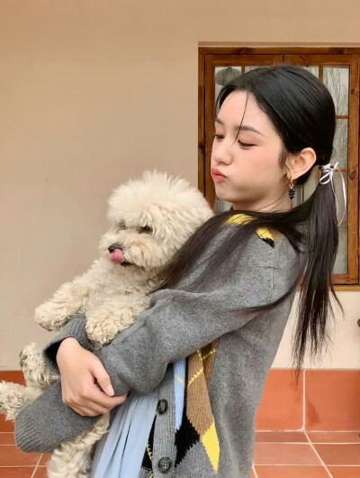 BY爱喝可乐的古娜小姐 中国 周也