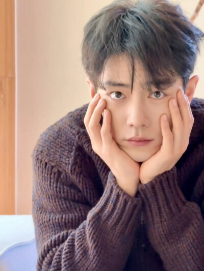 #肖战1005生日快乐# 脑中的构想，心里的目标，眼底的坚定，未来都会成为你「破界 跨界 闯世界」路上源源不断的能量。在这一天的最后，再次祝@肖战 生日快乐！平日也快乐！ ​​​