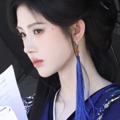 眉黛夺将萱草色 红裙妒杀石榴花