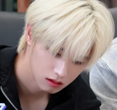 可以给我你的自拍吗，这样凌晨三点惊醒时摸向手机，锁屏是你笑得眉眼弯弯的脸