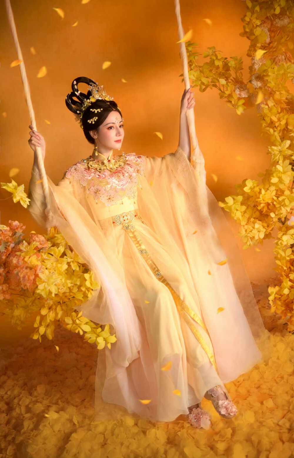 迪丽热巴河南卫视中秋奇妙游
迪丽热巴嫦娥造型2025.10.5