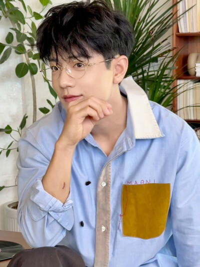 #肖战1005生日快乐# 脑中的构想，心里的目标，眼底的坚定，未来都会成为你「破界 跨界 闯世界」路上源源不断的能量。在这一天的最后，再次祝@肖战 生日快乐！平日也快乐！ ​​​