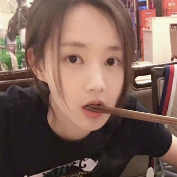 此女早期更是萌的没边