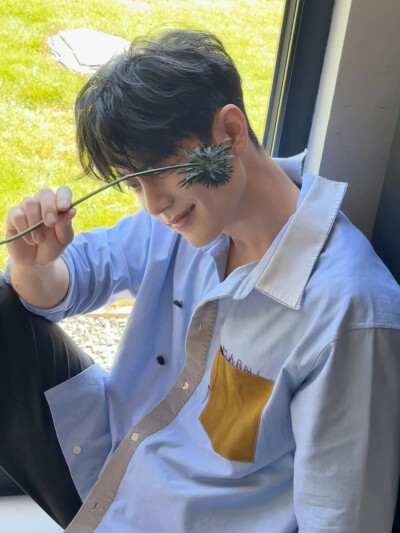 #肖战1005生日快乐# 脑中的构想，心里的目标，眼底的坚定，未来都会成为你「破界 跨界 闯世界」路上源源不断的能量。在这一天的最后，再次祝@肖战 生日快乐！平日也快乐！ ​​​