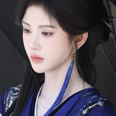 眉黛夺将萱草色 红裙妒杀石榴花
