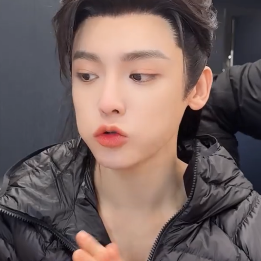 所有人保持裤裆平坦明天十二点准时打开优酷视频收看入青云！！！！！！