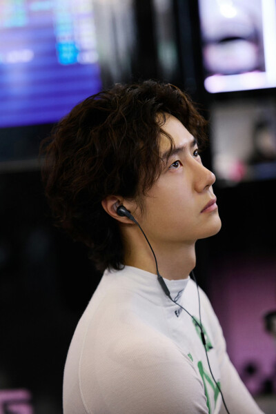 YIBO-OFFICIAL：
#王一博8小时耐力赛# 
「排位日」
视线锁定赛道，于静止中，积蓄风暴！
待会排位赛见！@UNIQ-王一博 ​​​