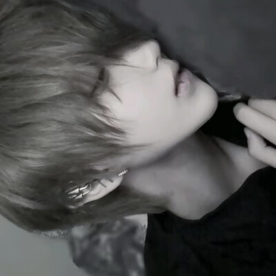 她像换了个人出现