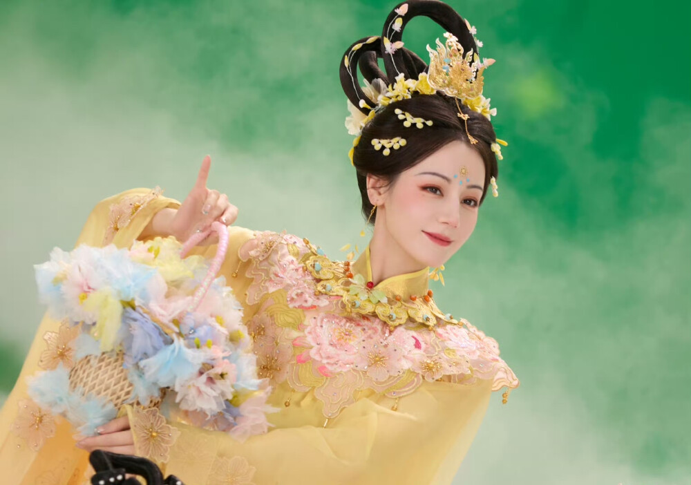 迪丽热巴河南卫视中秋奇妙游
迪丽热巴嫦娥造型2025.10.5