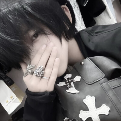 她像换了个人出现