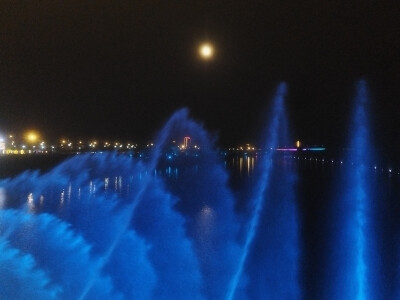 好想活到月亮上
望穿深海的沉厚
一览大地的苍茫
好想活到月亮上
守护年代的永恒
保持小学和高中的模样
好想活到月亮上
不要再察言观色
做自己的阴晴圆缺
好想活到月亮上
在大气之巅
承接众人仰慕的眼光
走哟，去…