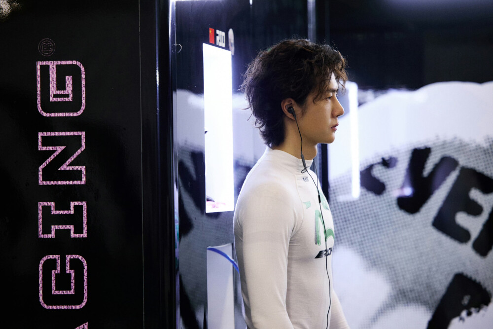 YIBO-OFFICIAL：
#王一博8小时耐力赛# 
「排位日」
视线锁定赛道，于静止中，积蓄风暴！
待会排位赛见！@UNIQ-王一博 ​​​