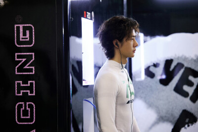 YIBO-OFFICIAL：
#王一博8小时耐力赛# 
「排位日」
视线锁定赛道，于静止中，积蓄风暴！
待会排位赛见！@UNIQ-王一博 ​​​