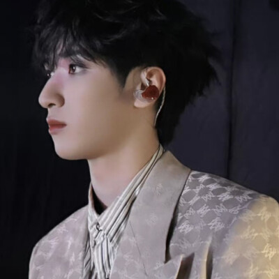 严浩翔.