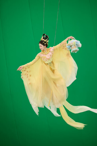 迪丽热巴河南卫视中秋奇妙游
迪丽热巴嫦娥造型2025.10.5