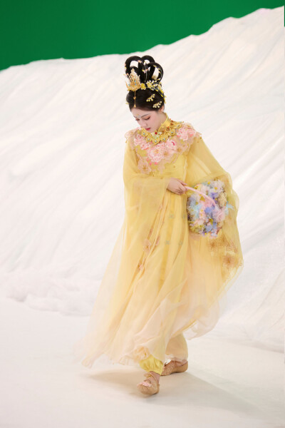 迪丽热巴河南卫视中秋奇妙游
迪丽热巴嫦娥造型2025.10.5